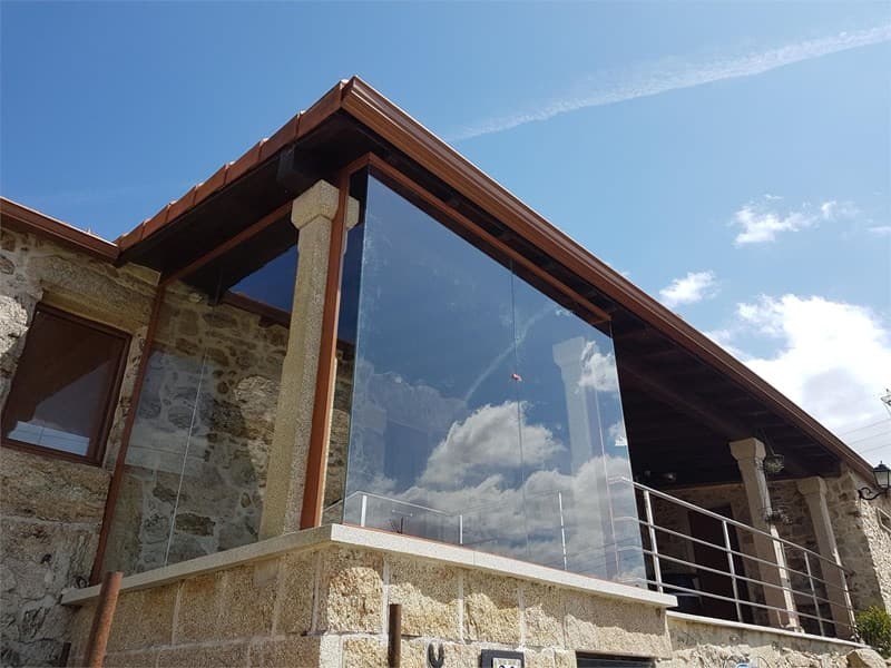 Disfrute en cualquier momento de su terraza con nuestros acristalamientos