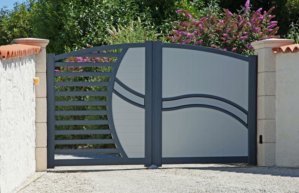 Opte por nuestros portales de aluminio a medida y optimice su hogar