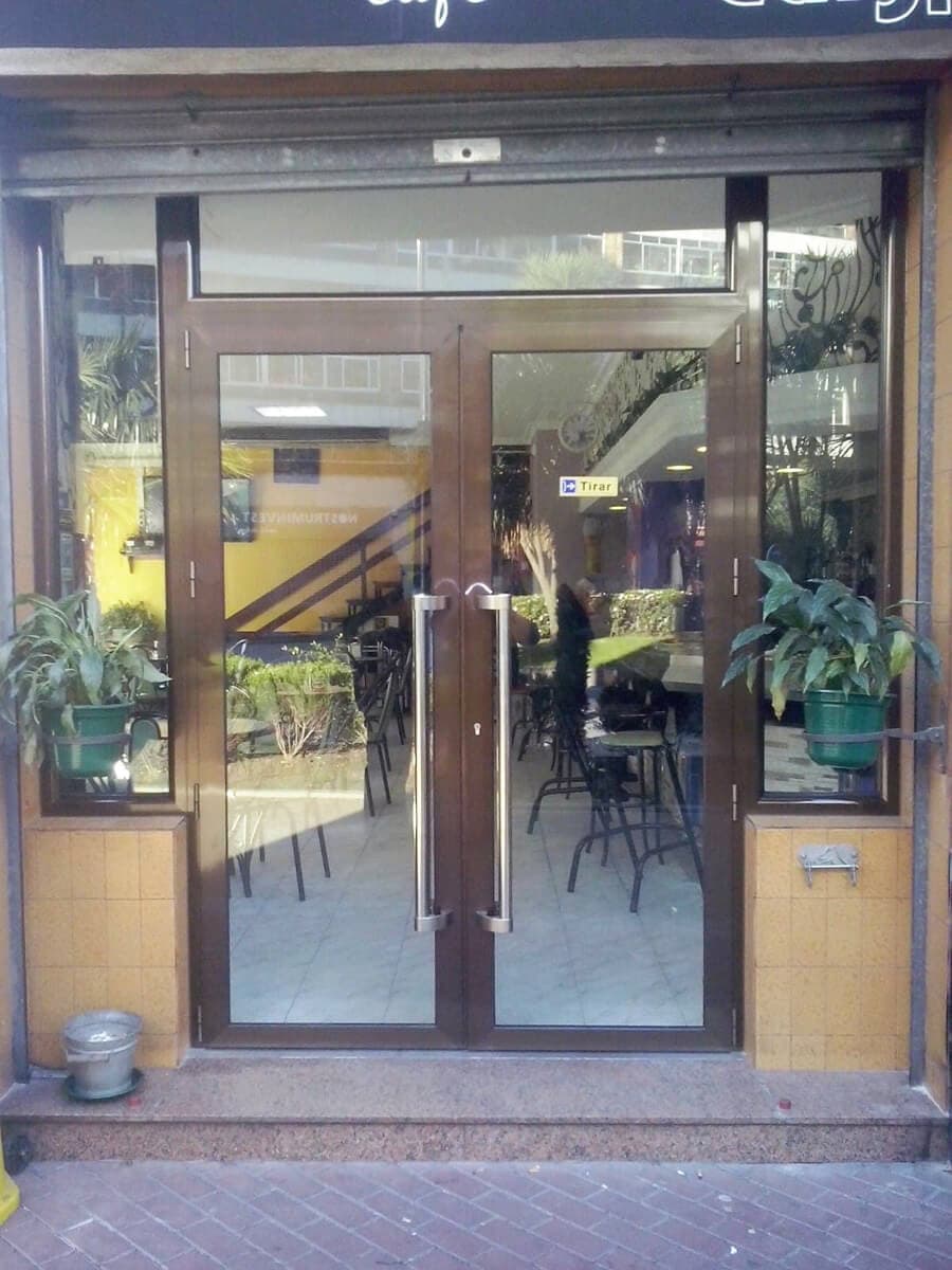 Especialistas en puertas de aluminio en Vigo y Redondela