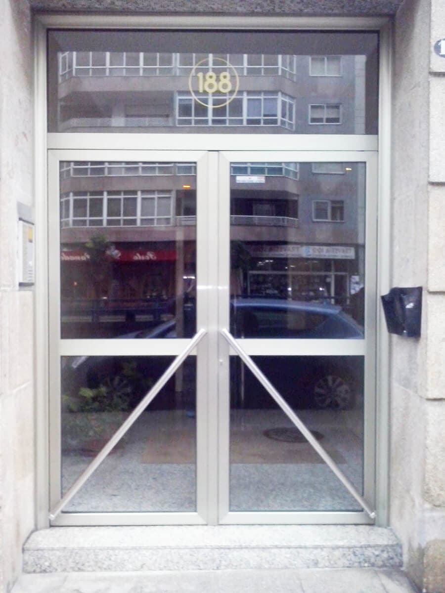 Especialistas en puertas de aluminio en Vigo y Redondela