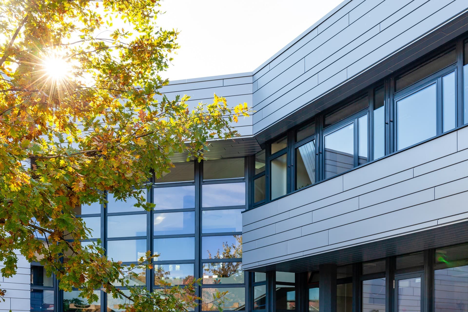 ¿Necesitas una puerta de aluminio a medida?